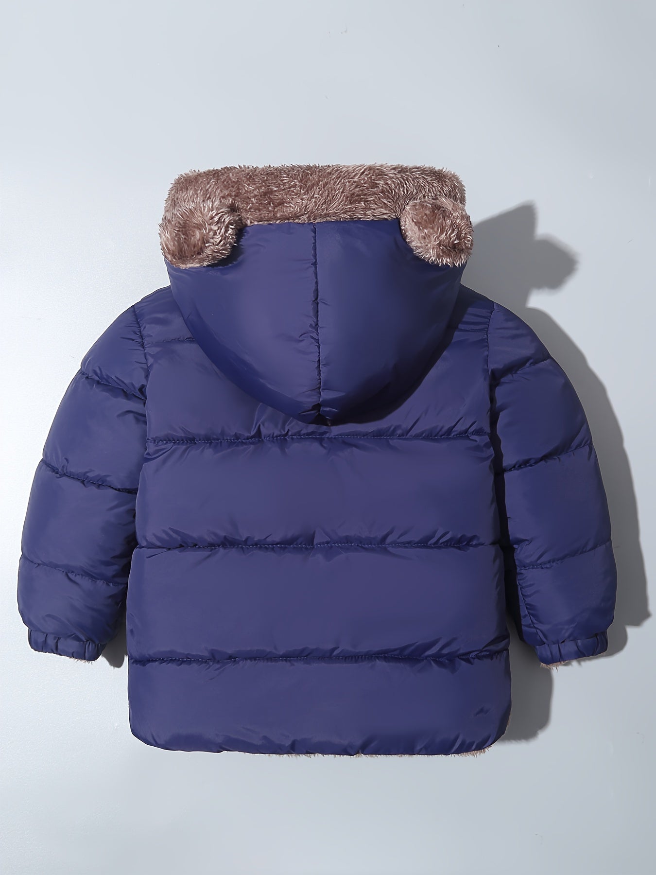 Veste d'hiver pour enfant en duvet bleu avec capuche doublée de fourrure synthétique marron, vue de dos. Mode enfant, manteau chaud.