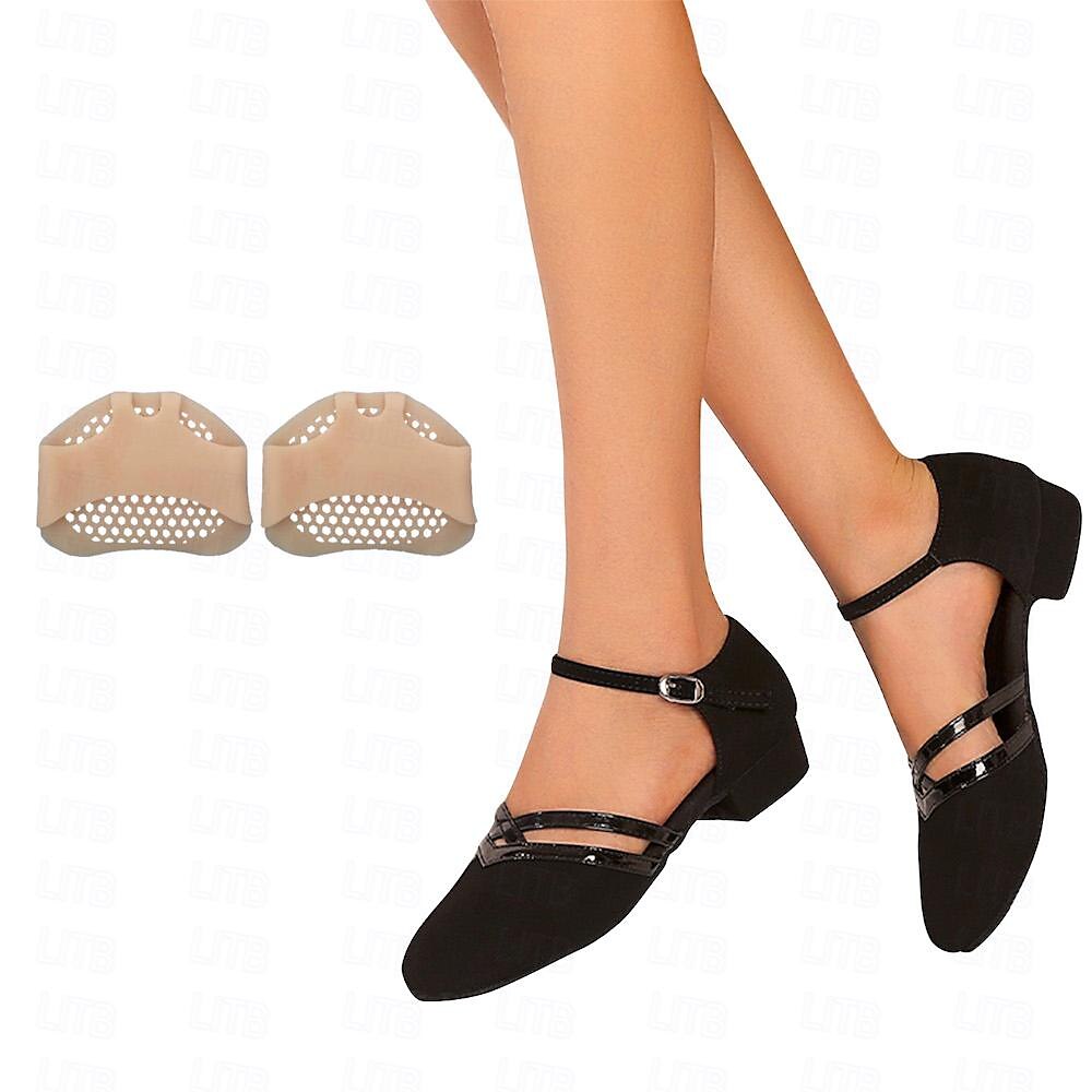Chaussures de danse noires avec brides transparentes, talons bas, portées par une femme. Inclut coussinets beiges pour confort. Accessoires de danse élégants.