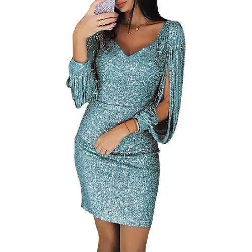 Robe pailletée bleue à manches longues avec franges, tenue de soirée élégante pour femme, mode glamour, style chic et tendance.