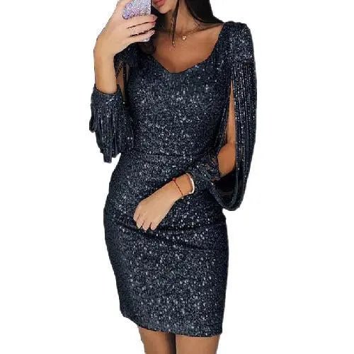Robe pailletée noire élégante avec manches longues à franges, femme prenant un selfie. Mode soirée chic, tendance glamour.