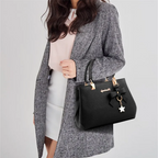 Femme élégante portant un manteau gris et un sac à main noir avec pendentif étoile, mode automne, accessoires tendance, style chic.