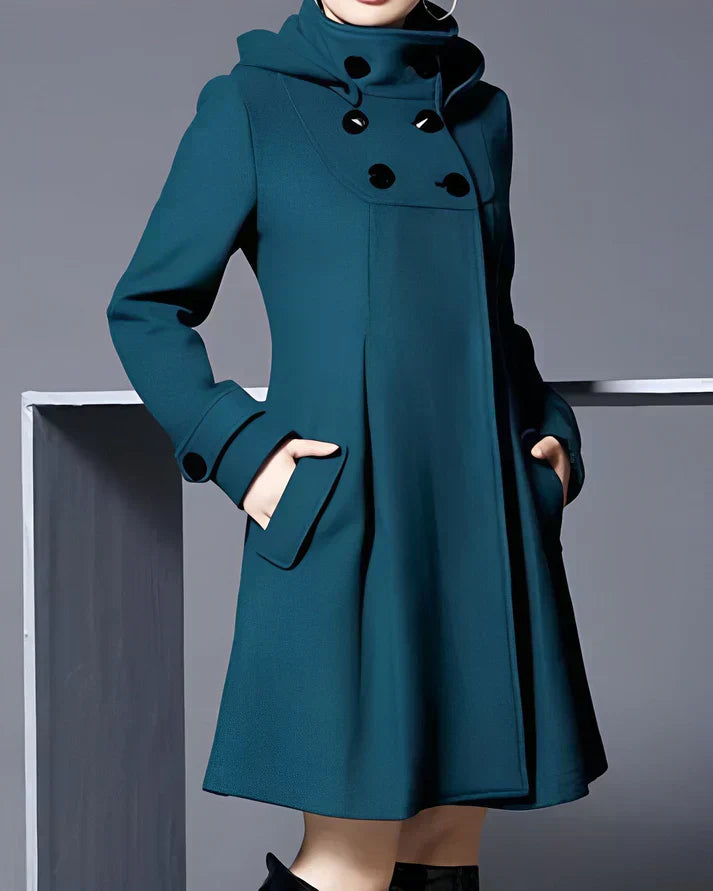 Manteau bleu marine élégant pour femme avec boutons noirs, poches latérales et col montant, style automne-hiver, mode chic et moderne.