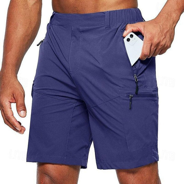 Short bleu pour homme avec poches zippées, téléphone dans la poche. Idéal pour le sport et les activités extérieures. Confort et style moderne.