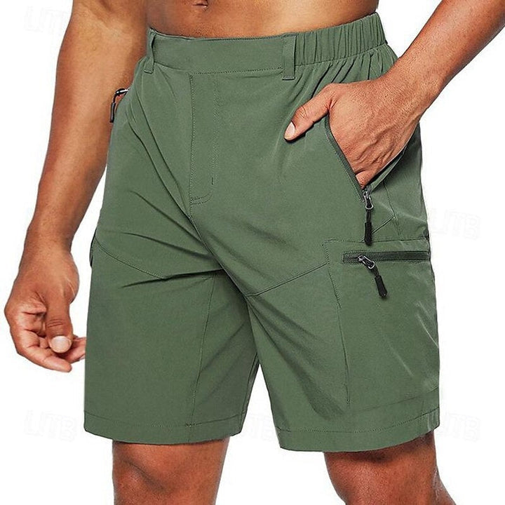 Short vert pour homme avec poches zippées, idéal pour le sport et les activités de plein air. Confortable, résistant et tendance.