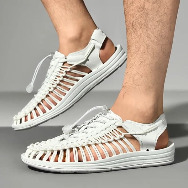 Sandales blanches tressées pour homme, design moderne et aéré, idéales pour l'été. Chaussures confortables avec semelle épaisse et lacets ajustables.
