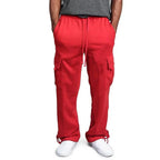 Pantalon cargo rouge pour homme, style décontracté, avec poches latérales, cordon de serrage, porté avec des baskets blanches. Mode urbaine tendance.
