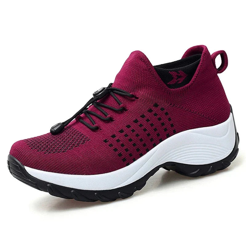 Chaussure de sport bordeaux pour femme, semelle épaisse blanche, lacets noirs, design respirant, idéale pour course et fitness.
