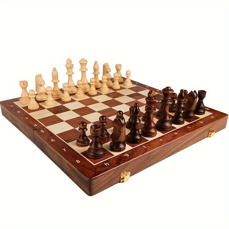 Échiquier en bois avec pièces de jeu d'échecs en bois clair et foncé, prêt pour une partie. Jeu d'échecs classique, stratégie, loisirs.