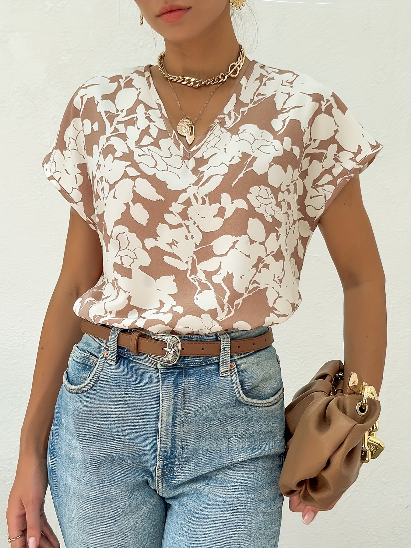 Blusa floral con escote en pico