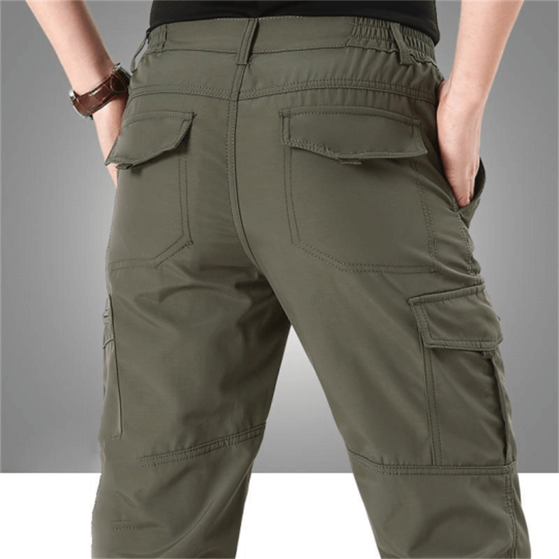 Pantalon cargo vert olive pour homme, poches multiples, style décontracté, tissu résistant, idéal pour activités extérieures et mode urbaine.