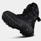 Chaussure de randonnée noire imperméable avec semelle crantée robuste, idéale pour trekking en montagne, offrant confort et protection optimale.