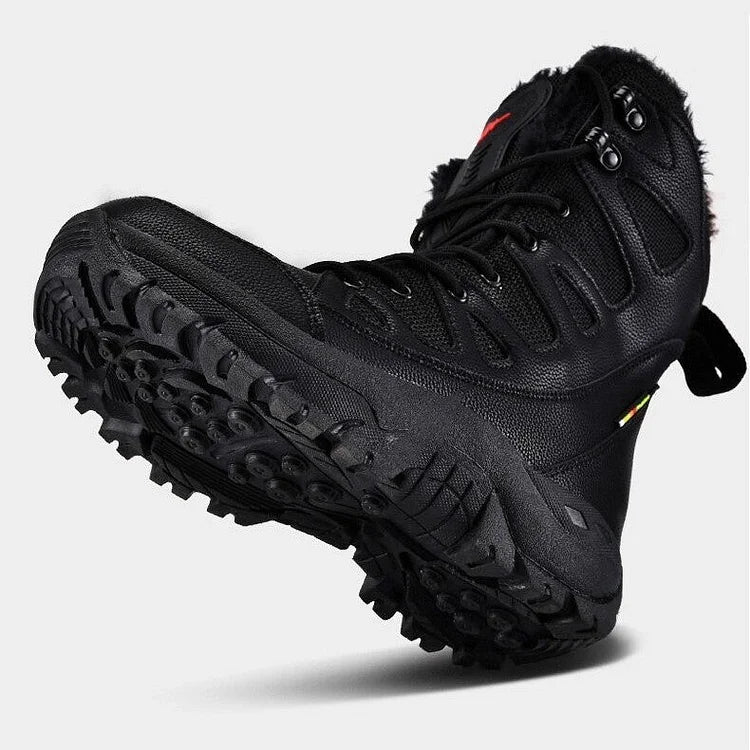 Chaussure de randonnée noire imperméable avec semelle crantée robuste, idéale pour trekking en montagne, offrant confort et protection optimale.