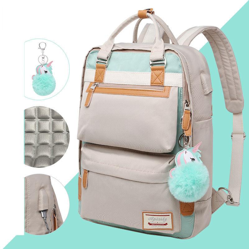 Sac à dos beige et vert menthe avec porte-clés licorne, poches multiples, détails en cuir, design ergonomique. Accessoire mode tendance et pratique.