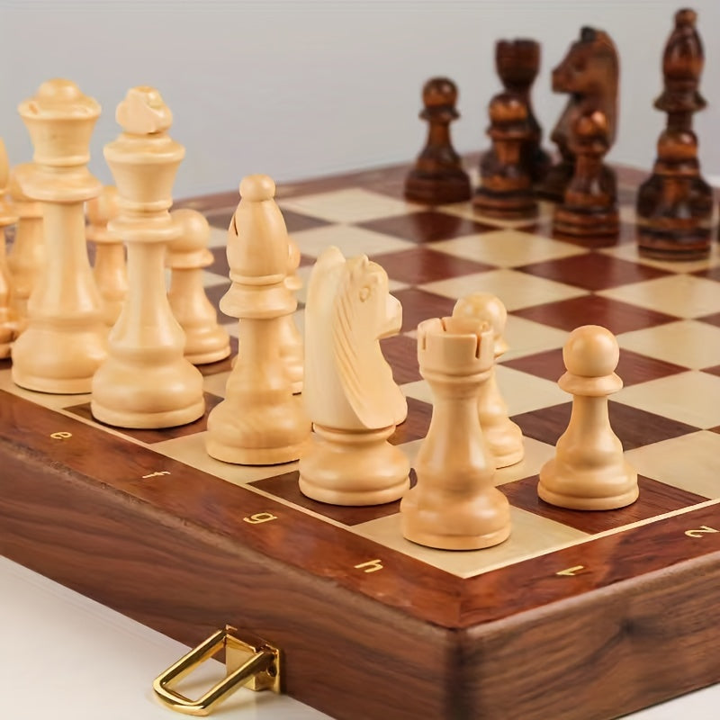 Échiquier en bois avec pièces d'échecs en bois clair et foncé, prêt pour une partie. Jeu d'échecs classique, stratégie, loisirs.