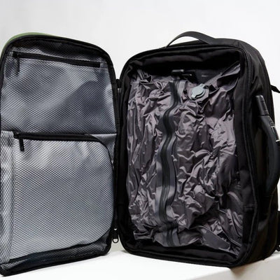 Mochila antirrobo de 60 l con compresión al vacío