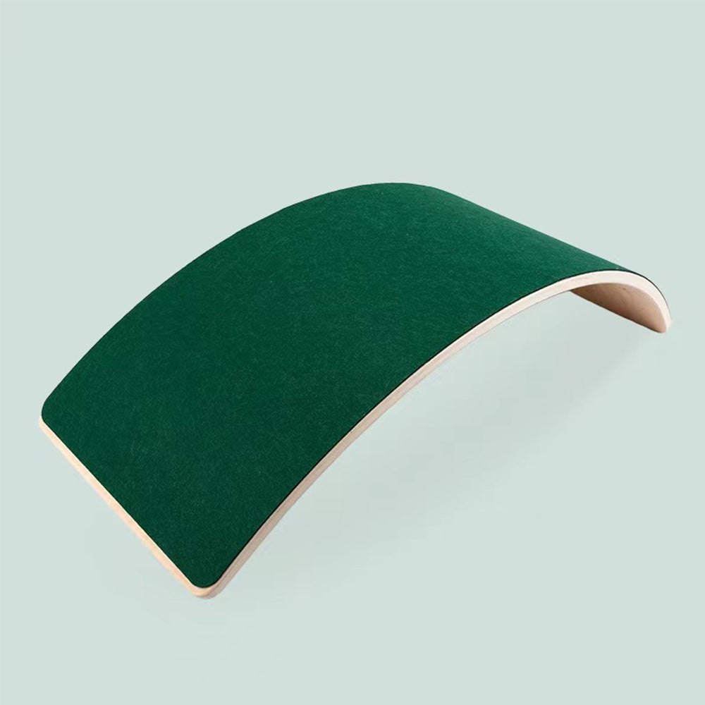 Planche d'équilibre en bois courbé avec surface verte, outil de fitness pour l'équilibre et la coordination, design moderne et minimaliste.