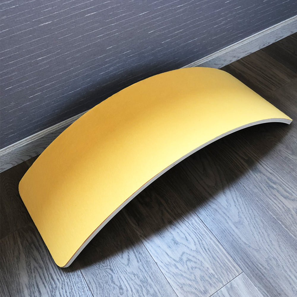 Planche d'équilibre en bois jaune sur sol en bois, accessoire de fitness pour l'équilibre et la coordination, design moderne et minimaliste.