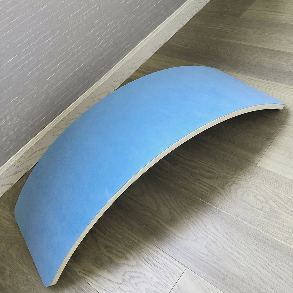 Planche d'équilibre bleue en bois sur sol en bois clair, accessoire de fitness pour exercices d'équilibre et de coordination, design minimaliste.