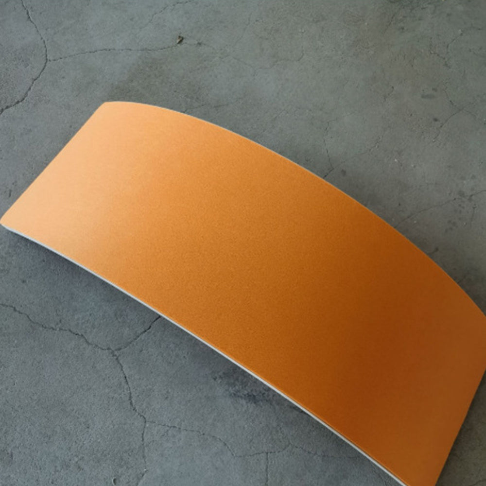 Planche d'équilibre en bois sur sol en béton, accessoire de fitness pour améliorer l'équilibre et la posture, design moderne et minimaliste.