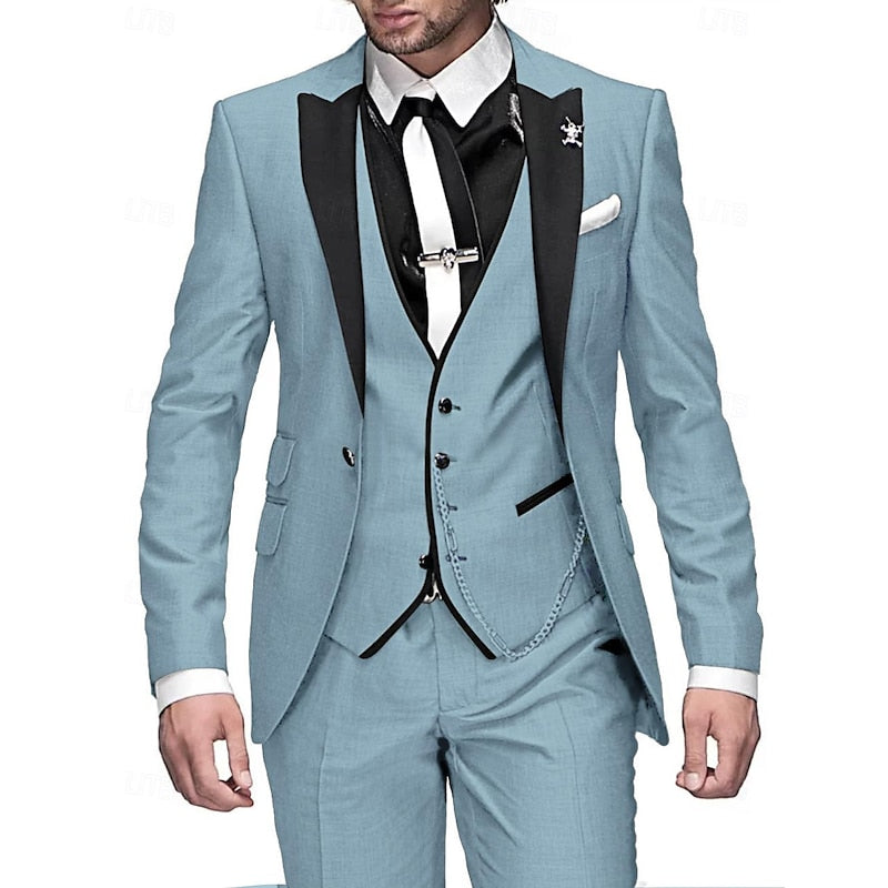 Homme en costume bleu clair élégant avec gilet assorti, cravate noire et chemise blanche, style formel moderne, mode masculine chic.