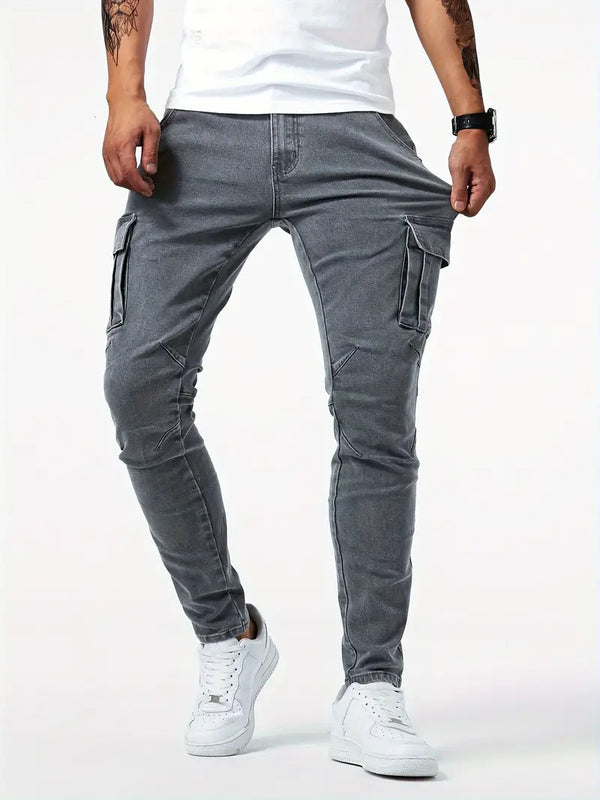 Pantalon cargo gris pour homme, coupe slim, poches latérales, style décontracté, mode urbaine, porté avec baskets blanches et t-shirt blanc.