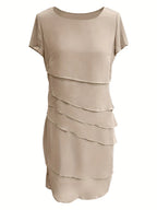Robe beige à volants superposés, manches courtes, style élégant et moderne, idéale pour occasions spéciales ou tenues de soirée.