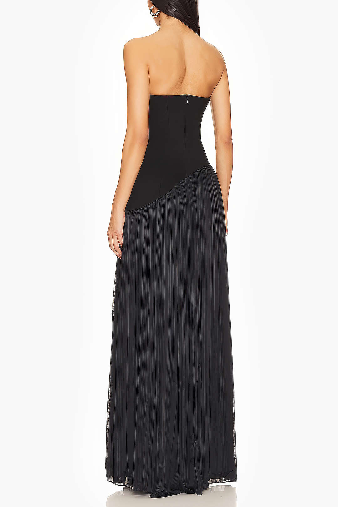 Robe longue noire élégante, bustier asymétrique, plissée, sans manches, vue de dos. Mode féminine chic, tenue de soirée sophistiquée.