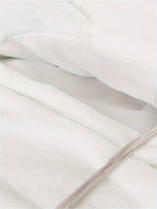 Couette blanche en tissu doux et moelleux, avec doublure en maille visible. Literie confortable, idéale pour chambre à coucher moderne et cosy.