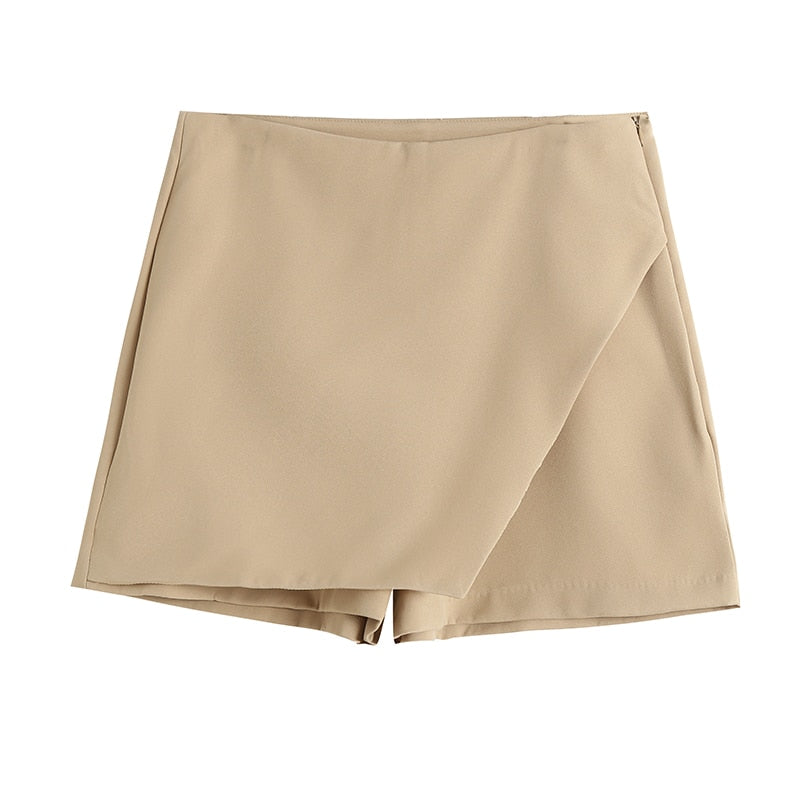 Short beige en tissu léger, design portefeuille, fermeture éclair latérale. Mode féminine, vêtement d'été élégant et confortable.