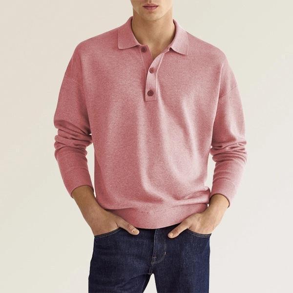 Homme portant un pull rose à col polo, manches longues, avec un jean bleu. Mode masculine décontractée, style élégant et moderne.
