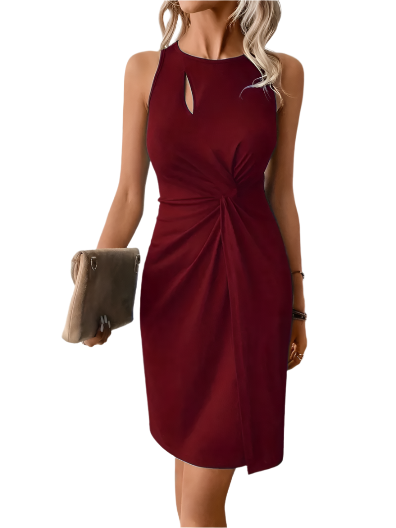 Robe rouge élégante sans manches avec détail torsadé, portée par une femme tenant une pochette beige. Mode féminine chic et tendance.