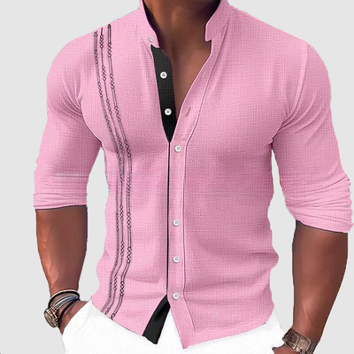 Camisa de manga larga con cuello y tapeta de botones.