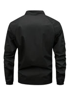 Veste noire homme, vue de dos, style décontracté, manches longues, col montant, tissu imperméable. Mode masculine, vêtement tendance automne.