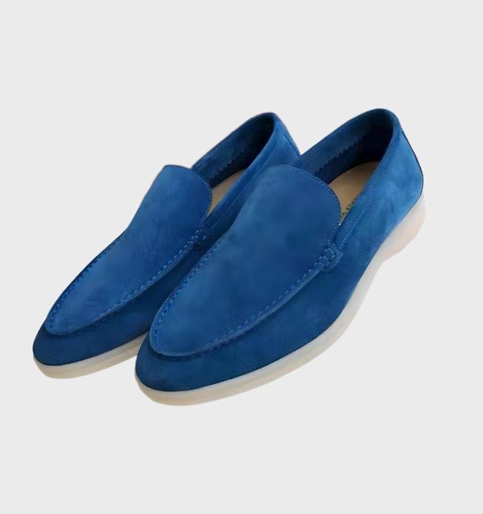 Mocassins en daim bleu pour homme, élégants et confortables, semelle blanche antidérapante. Chaussures tendance pour un style décontracté chic.