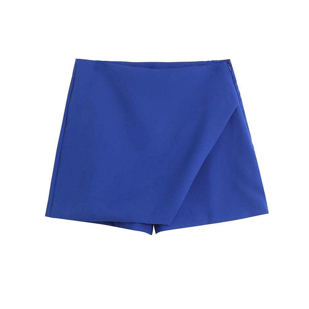 Short bleu femme, design moderne, tissu léger, parfait pour l'été. Mode féminine, vêtement tendance, style décontracté et élégant.