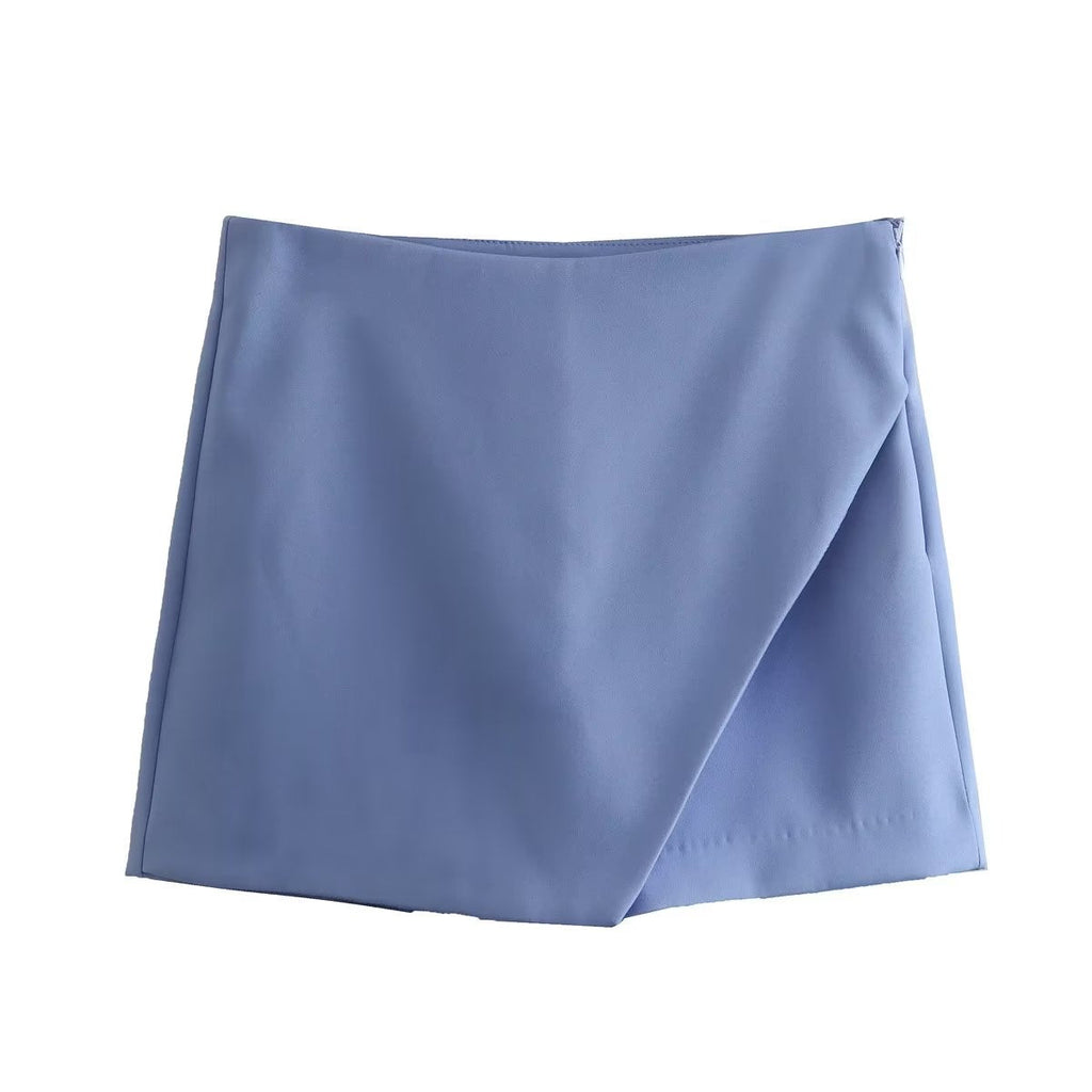 Jupe portefeuille bleue en tissu léger, design minimaliste, idéale pour l'été. Mode féminine, vêtement tendance, style décontracté et élégant.