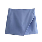 Jupe portefeuille bleue en tissu léger, design minimaliste, idéale pour l'été. Mode féminine, vêtement tendance, style décontracté et élégant.