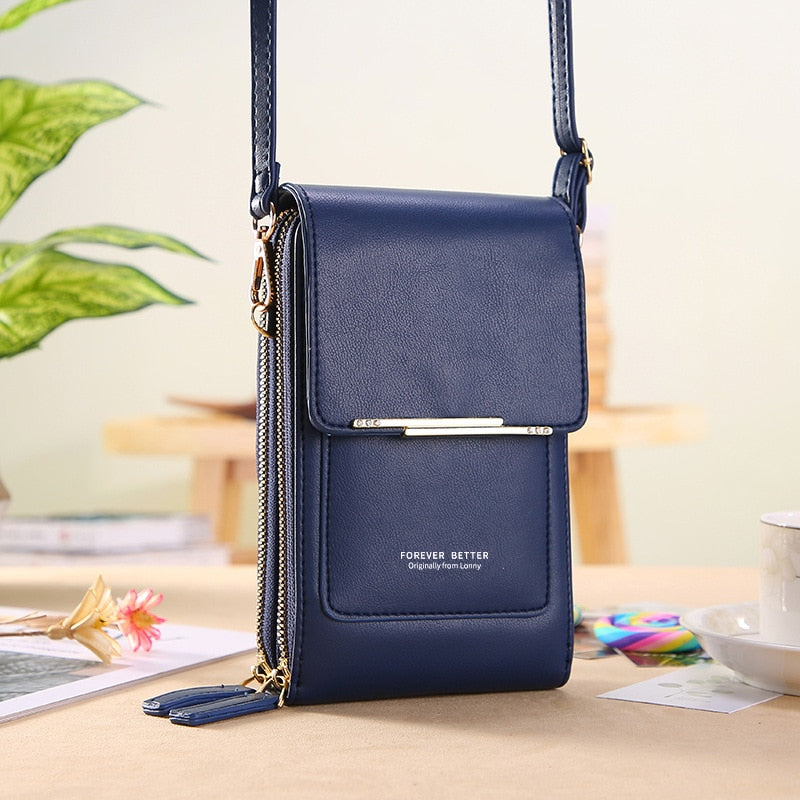 Sac bandoulière en cuir bleu élégant sur une table, avec fermeture éclair dorée et rabat. Accessoire mode femme, idéal pour smartphone et petits objets.