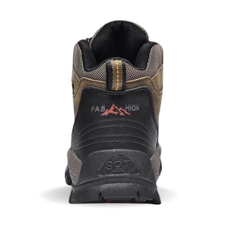 Chaussure de randonnée marron et noire vue de dos, logo montagne, semelle antidérapante, design robuste, idéale pour trekking et activités extérieures.