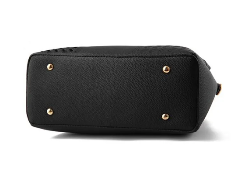 Sac à main noir en cuir avec fond plat, clous dorés. Accessoire mode élégant, design moderne. Idéal pour tenues chic et décontractées.