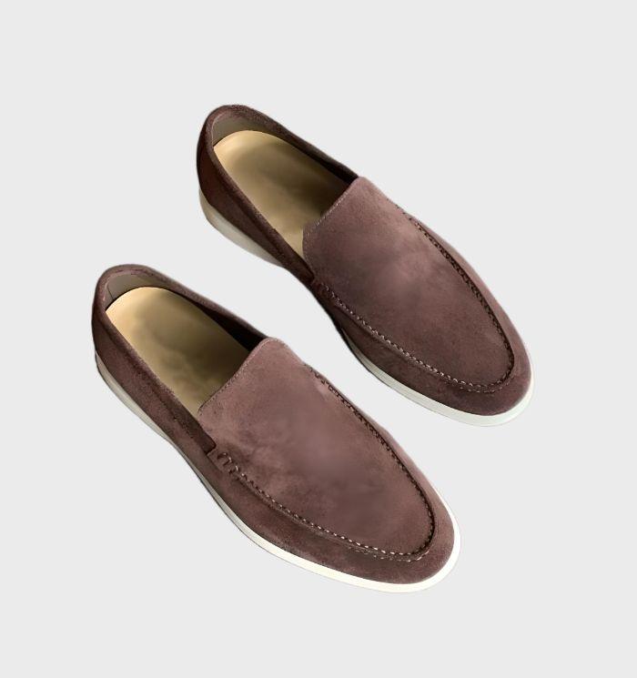 Mocassins marron en daim pour homme, semelle blanche, style élégant et décontracté, chaussures confortables pour toutes occasions.