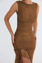 Robe marron élégante sans manches, ajustée avec fronces et fente, mode féminine chic, tenue de soirée tendance, style moderne et sophistiqué.