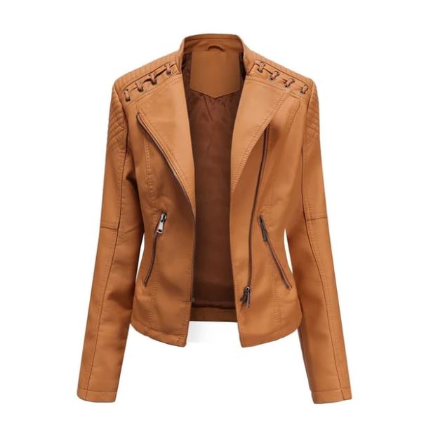 Veste en cuir marron pour femme avec fermeture éclair asymétrique, détails matelassés et poches zippées. Mode automne, style motard.