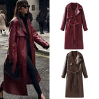 Manteau long en cuir rouge pour femme, élégant et tendance, avec ceinture. Idéal pour l'automne et l'hiver. Mode urbaine chic.