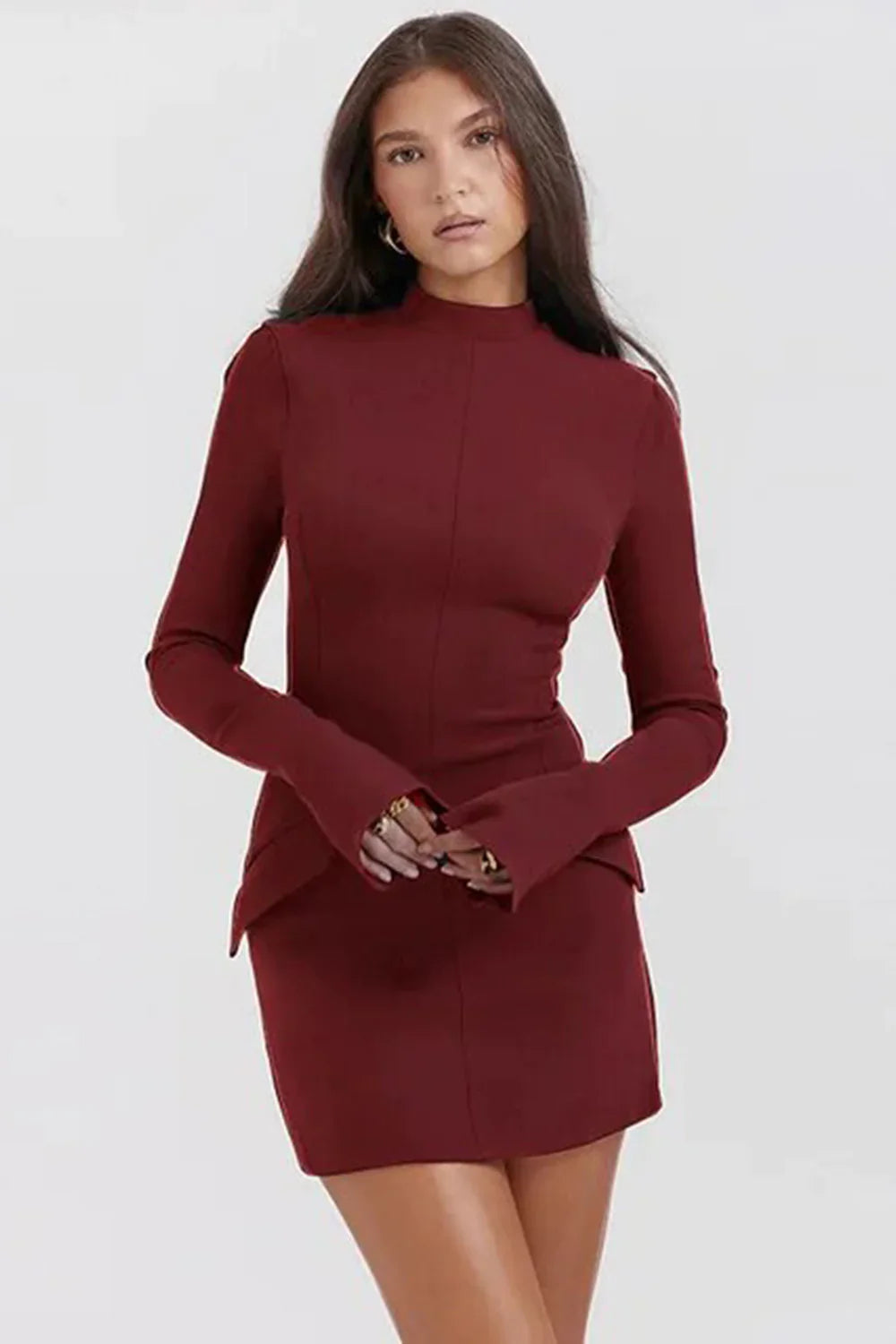 Robe bordeaux élégante à manches longues, coupe ajustée, portée par une femme. Mode automne, style chic et moderne.