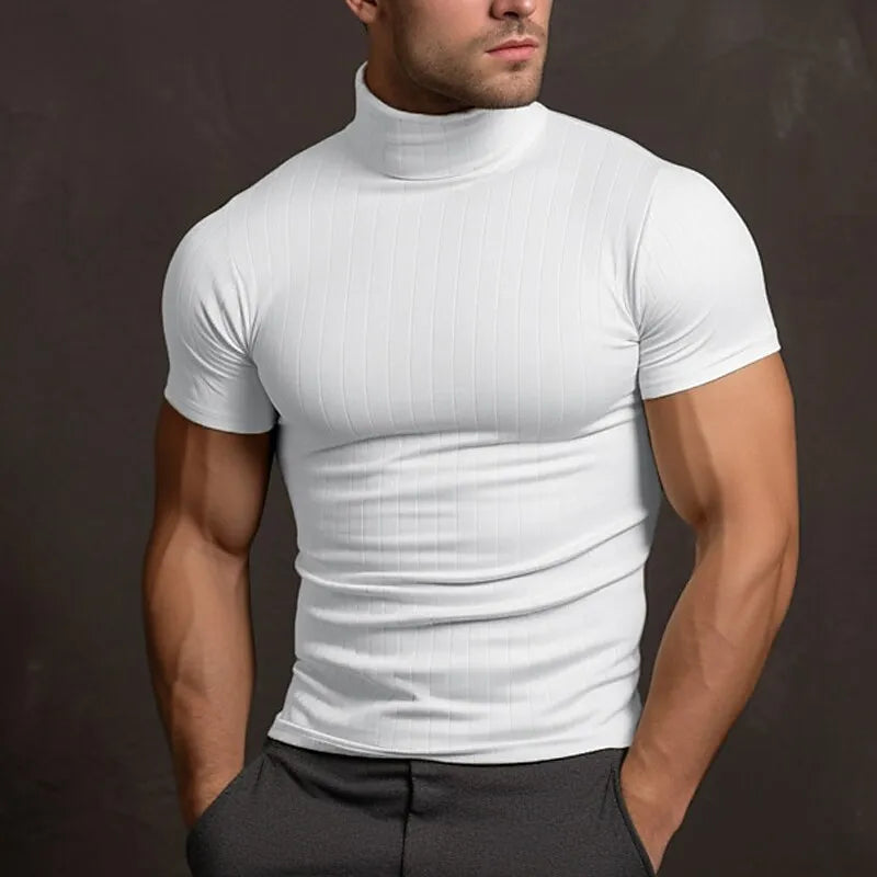 Homme portant un t-shirt blanc moulant à col roulé, manches courtes, sur fond sombre. Mode masculine, vêtements ajustés, style moderne.