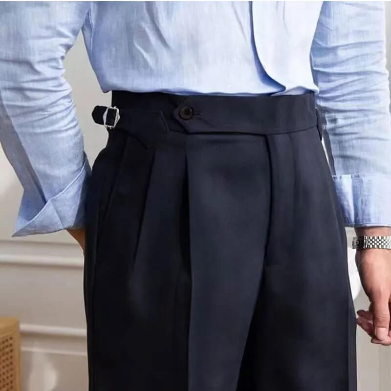 Chemise bleue élégante et pantalon noir taille haute avec ceinture ajustable, mode masculine moderne, tenue professionnelle chic.