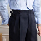 Chemise bleue élégante et pantalon noir taille haute avec ceinture ajustable, mode masculine moderne, tenue professionnelle chic.