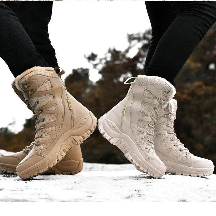 Deux paires de bottes d'hiver imperméables, beige et blanche, sur fond enneigé. Chaussures chaudes, semelles antidérapantes, idéales pour la randonnée.
