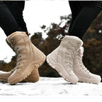 Deux paires de bottes d'hiver imperméables, beige et blanche, sur fond enneigé. Chaussures chaudes, semelles antidérapantes, idéales pour la randonnée.